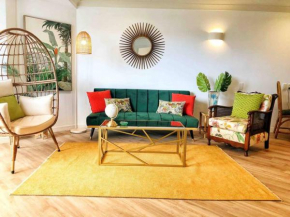 Spacious Park Views with Spa, Pool, Gym, Netflix